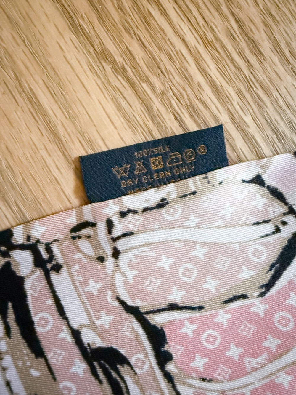 Certified authentic LOUIS VUITTON ROSE POUDRE MONOGRAM TRUNKS BANDEAU SILK SCARF - Picture 6 of 8